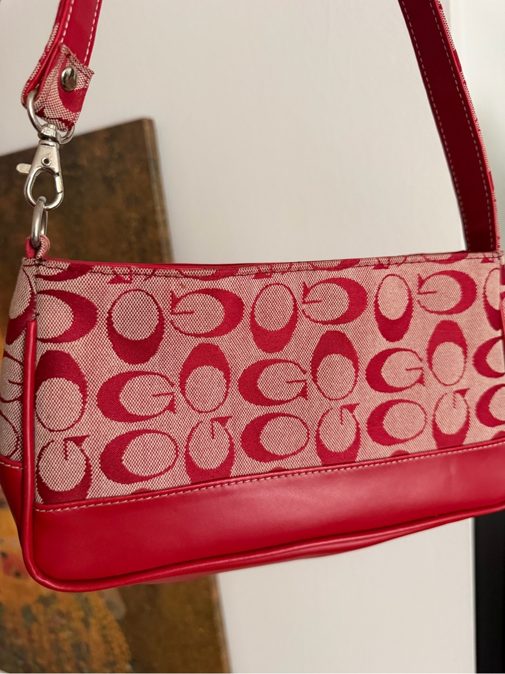 Red Logo-Pattern Shoulder Bag - Picture 2 of 3